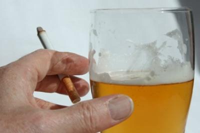 Rokers zijn minder snel dronken